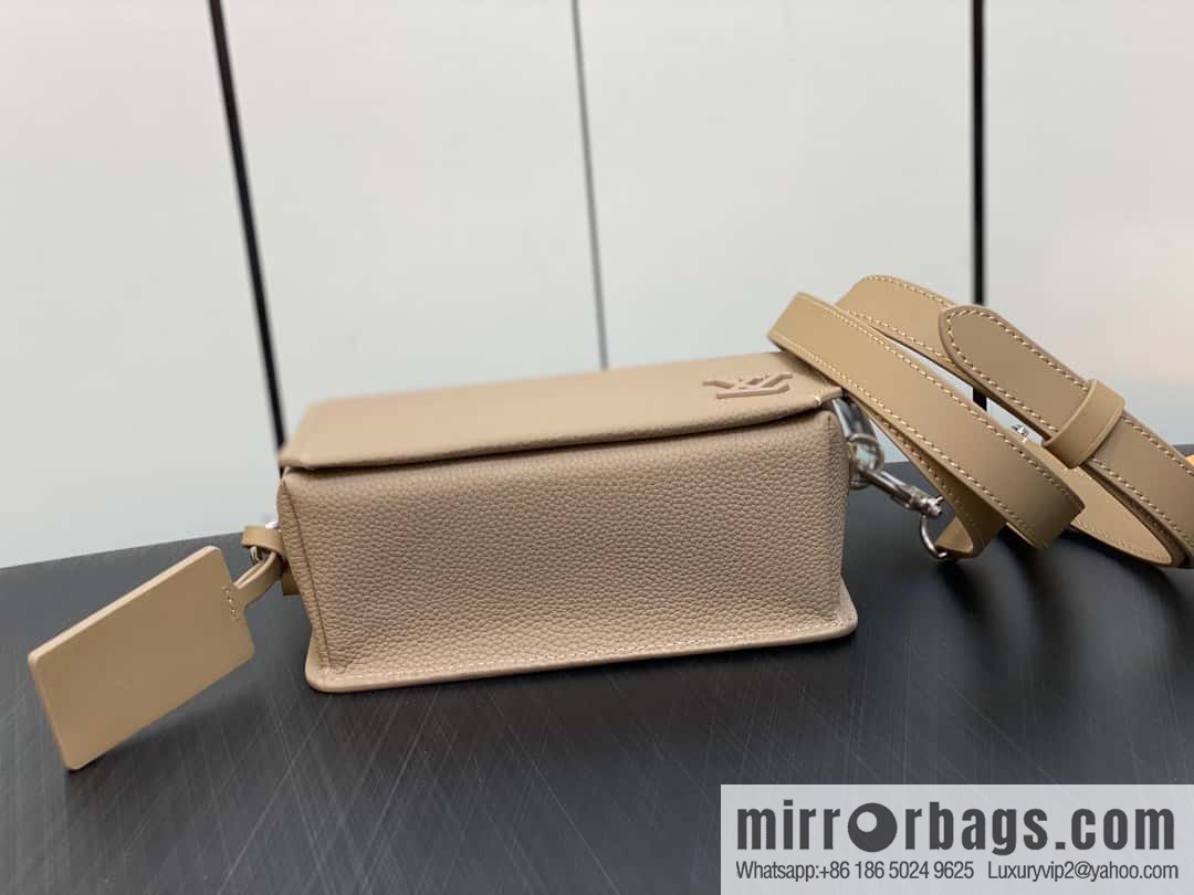 [Original order boutique] M82804 apricot, full leather men's bag messenger bag series, new FASTLINE WEARABLE WALLET handbag in autumn and winter