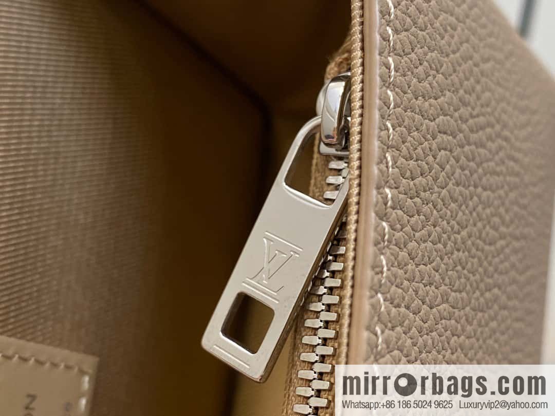 [Original order boutique] M82804 apricot, full leather men's bag messenger bag series, new FASTLINE WEARABLE WALLET handbag in autumn and winter