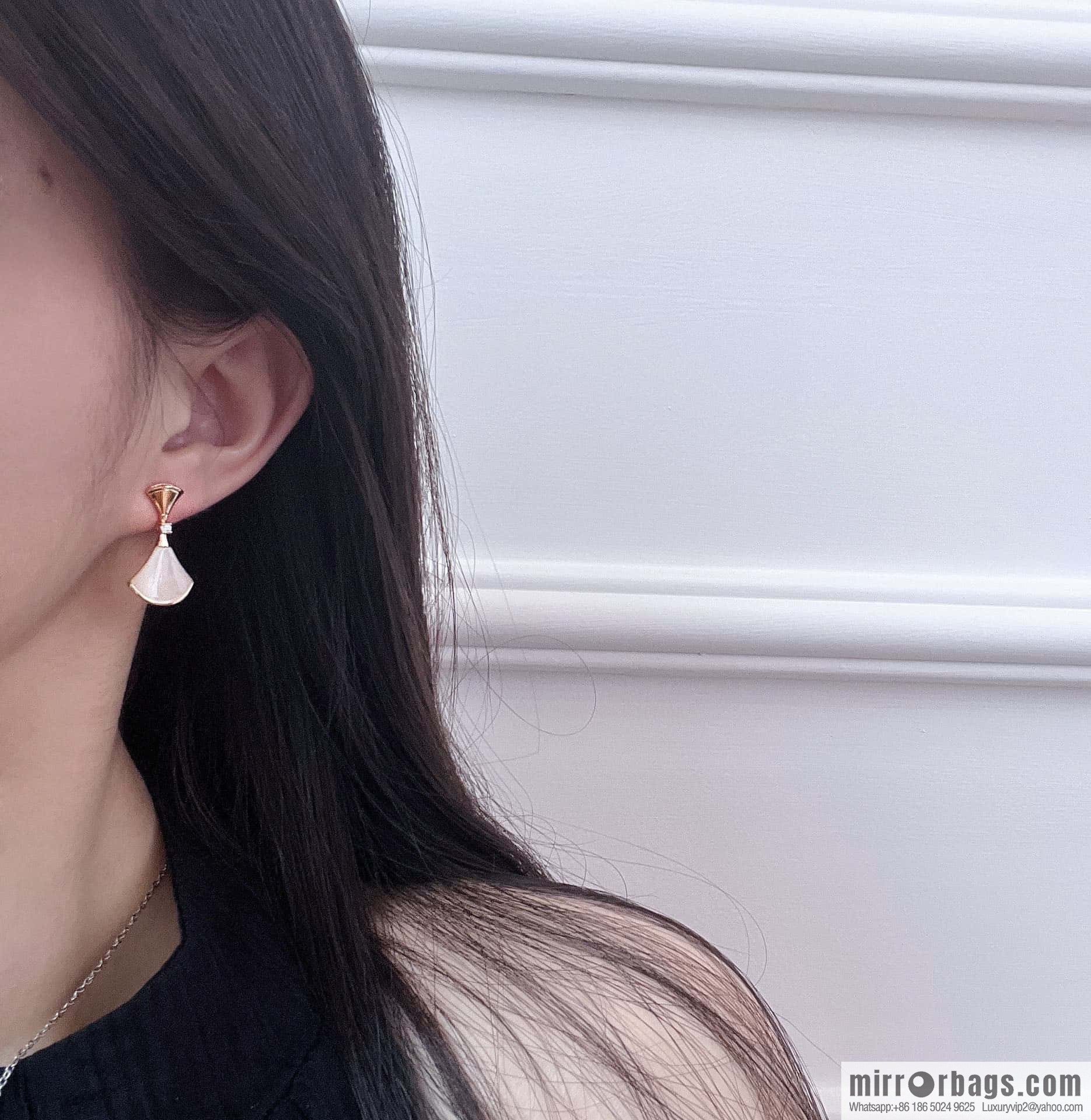 ❗️New ❗️ ☀️ Original ☀ BVLGARI DIVAS'DREAM chalcedony white fritillary malachite fan stud earrings ☀️