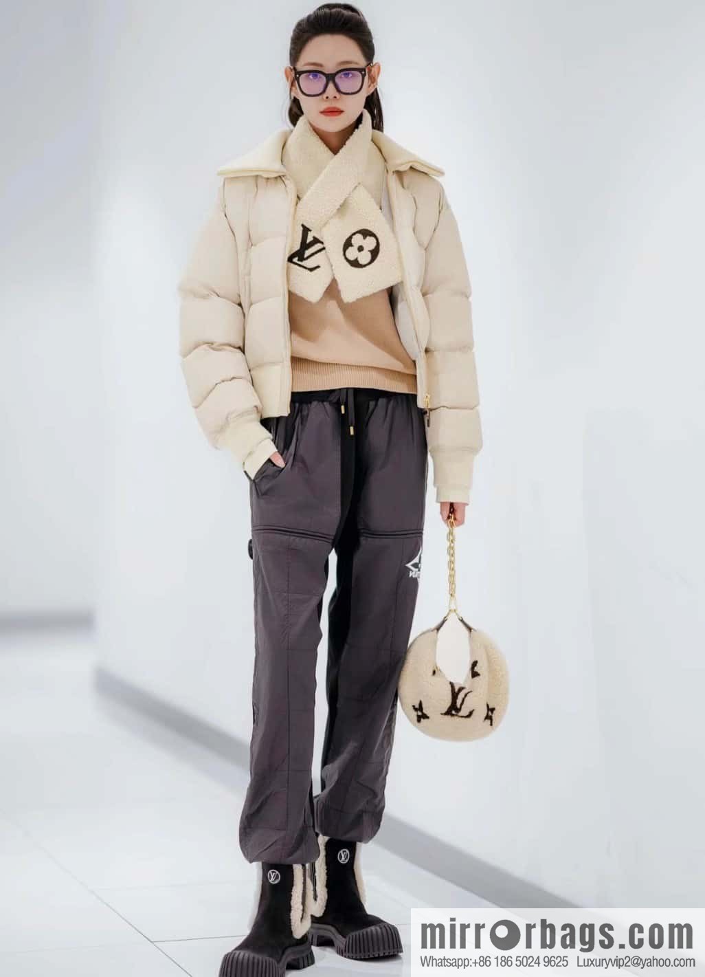 [Original order boutique] M23321 meter white, lamb wool moon bag series, this Over The Moon handbag.