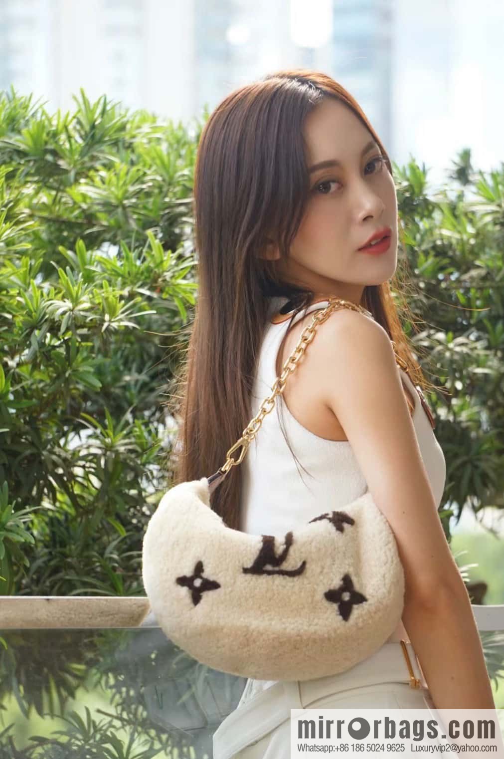 [Original order boutique] M23321 meter white, lamb wool moon bag series, this Over The Moon handbag.