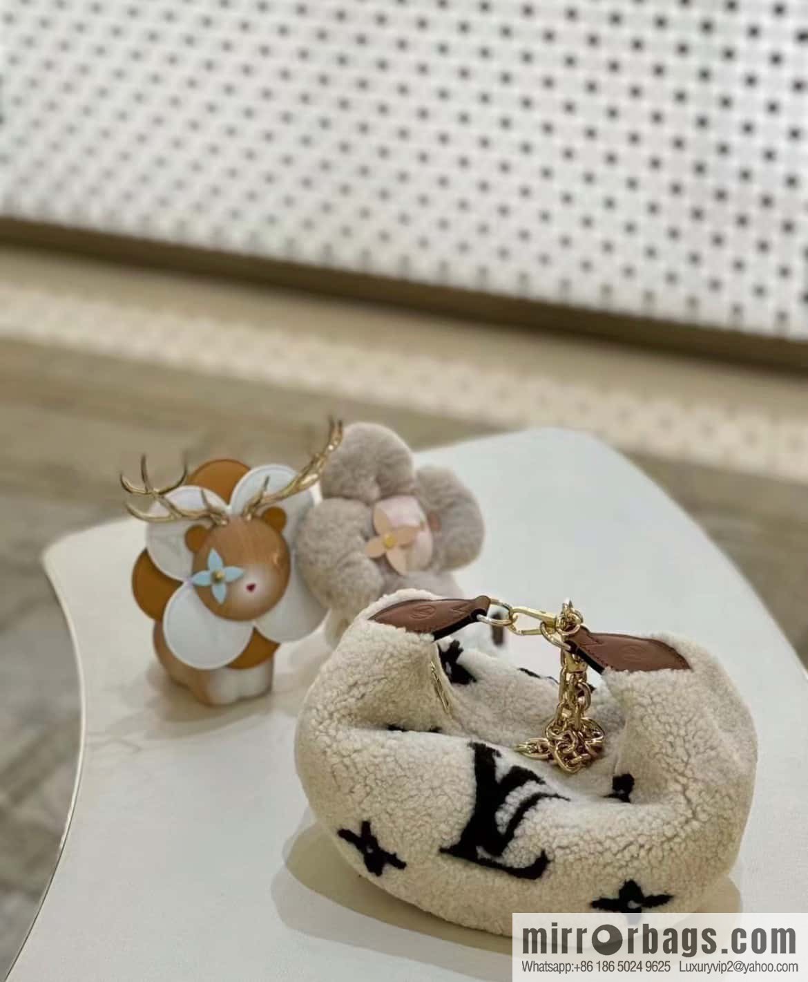 [Original order boutique] M23321 meter white, lamb wool moon bag series, this Over The Moon handbag.