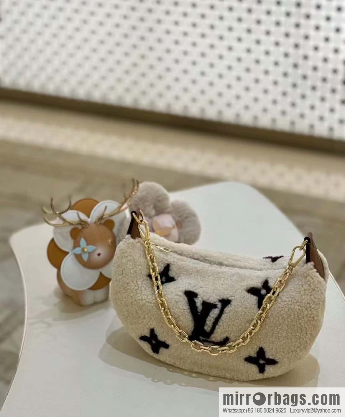 [Original order boutique] M23321 meter white, lamb wool moon bag series, this Over The Moon handbag.