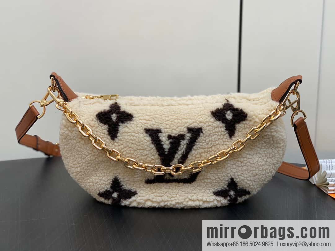 [Original order boutique] M23321 meter white, lamb wool moon bag series, this Over The Moon handbag.