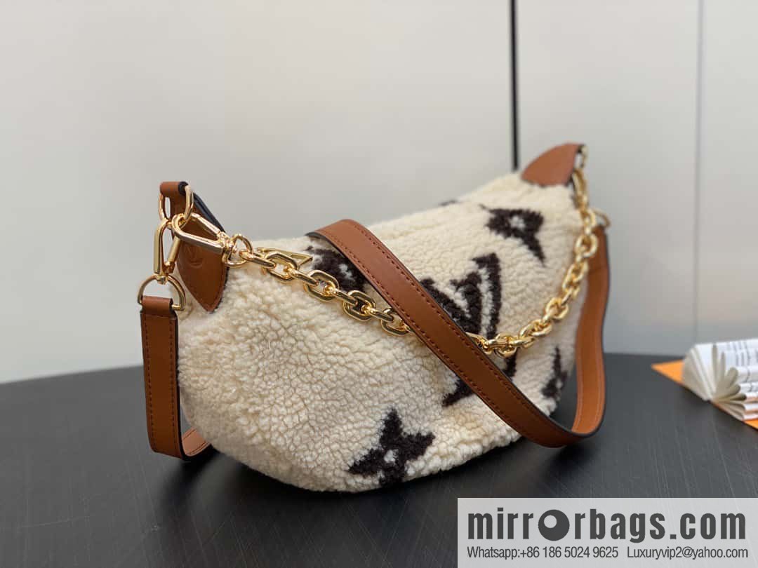 [Original order boutique] M23321 meter white, lamb wool moon bag series, this Over The Moon handbag.