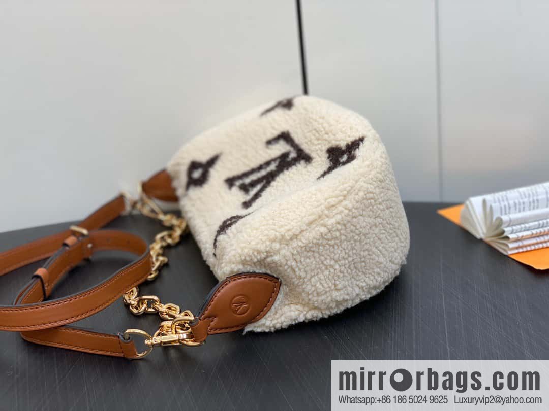 [Original order boutique] M23321 meter white, lamb wool moon bag series, this Over The Moon handbag.