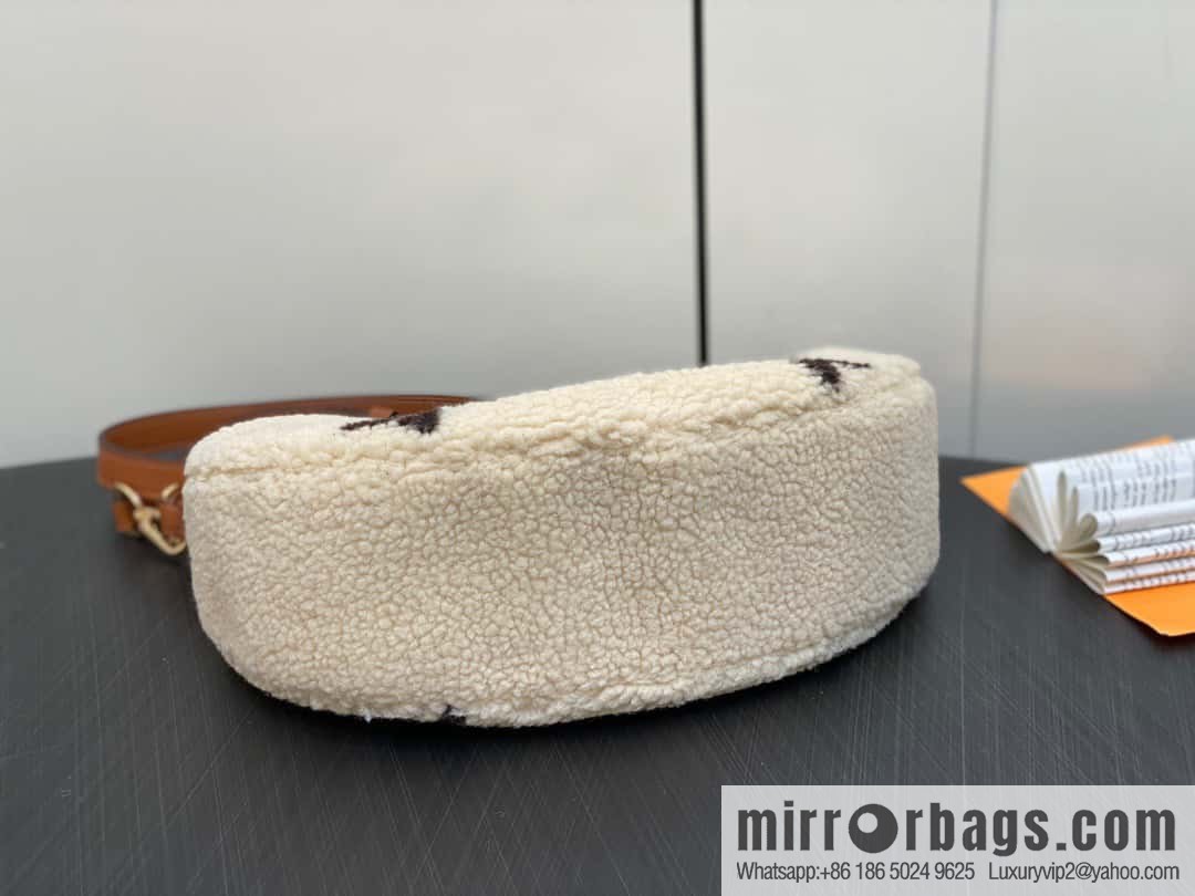 [Original order boutique] M23321 meter white, lamb wool moon bag series, this Over The Moon handbag.