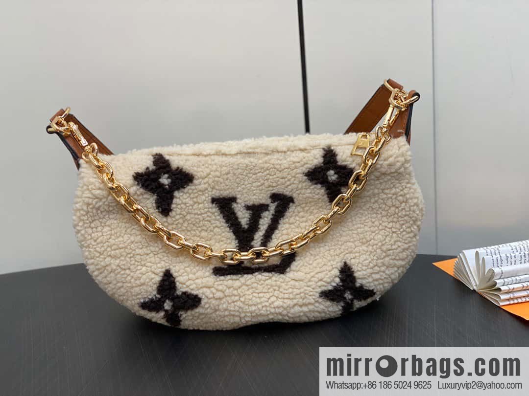 [Original order boutique] M23321 meter white, lamb wool moon bag series, this Over The Moon handbag.