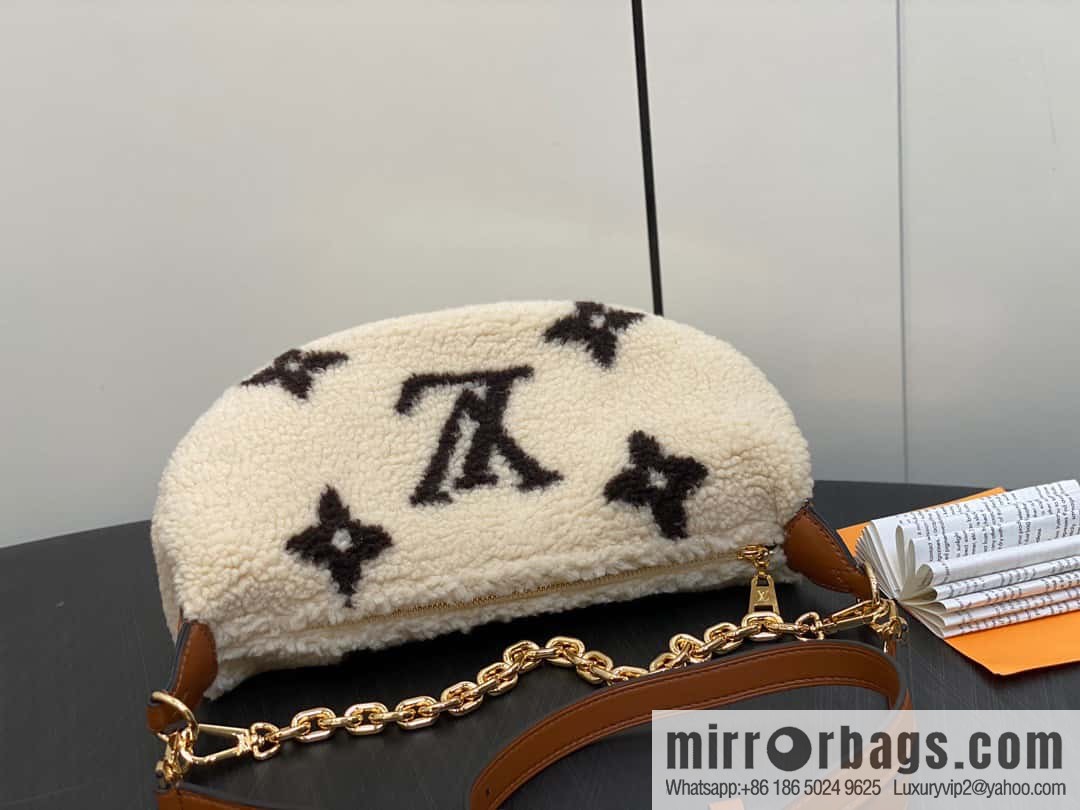 [Original order boutique] M23321 meter white, lamb wool moon bag series, this Over The Moon handbag.