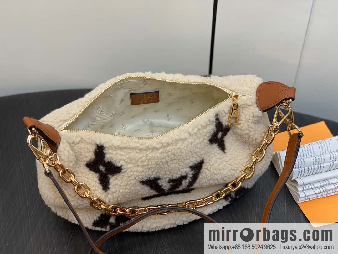 [Original order boutique] M23321 meter white, lamb wool moon bag series, this Over The Moon handbag.