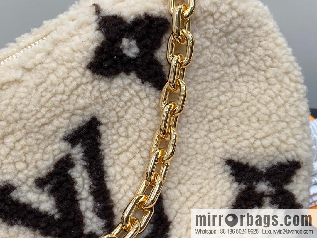 [Original order boutique] M23321 meter white, lamb wool moon bag series, this Over The Moon handbag.