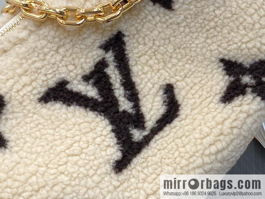 [Original order boutique] M23321 meter white, lamb wool moon bag series, this Over The Moon handbag.