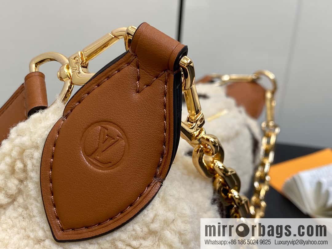 [Original order boutique] M23321 meter white, lamb wool moon bag series, this Over The Moon handbag.