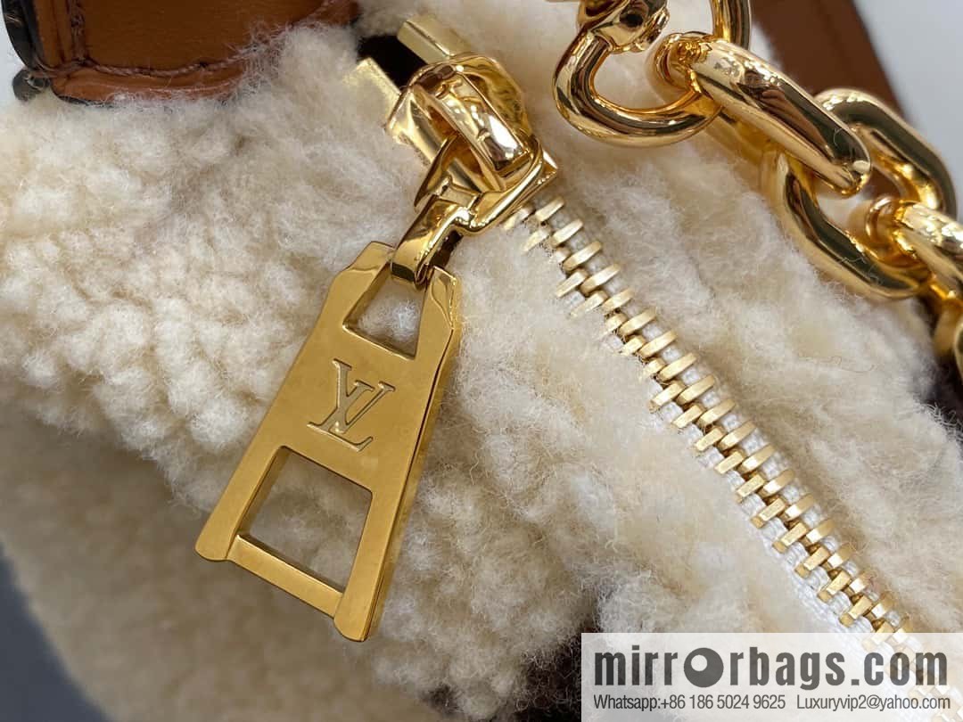 [Original order boutique] M23321 meter white, lamb wool moon bag series, this Over The Moon handbag.