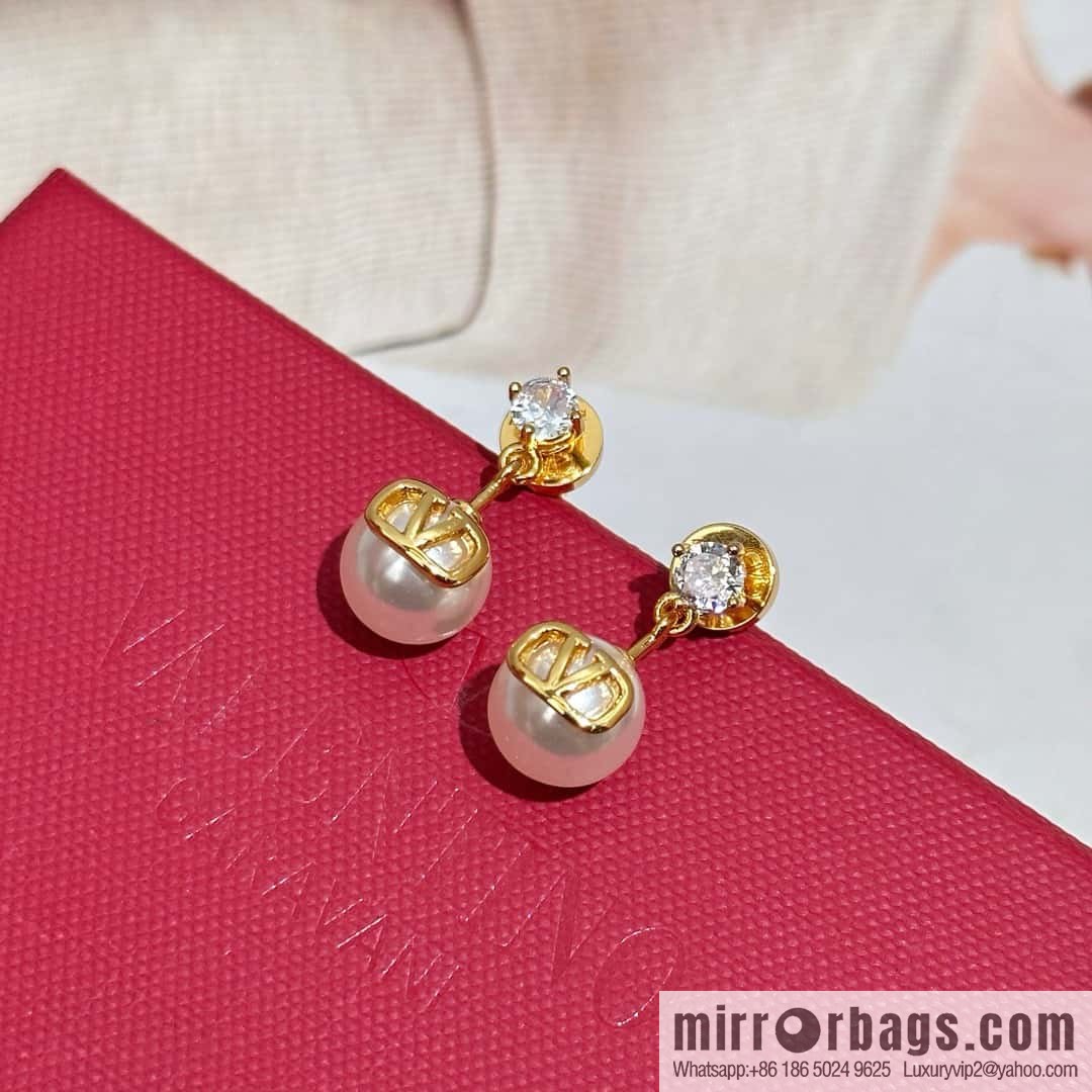 ❗️New ❗️ New ☑️ Valentino pearl stud earrings