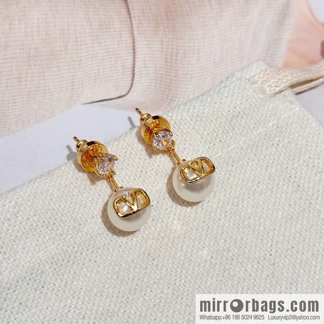 ❗️New ❗️ New ☑️ Valentino pearl stud earrings