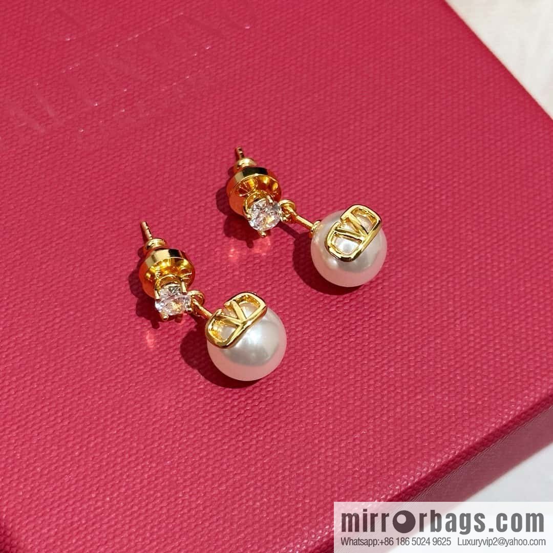❗️New ❗️ New ☑️ Valentino pearl stud earrings