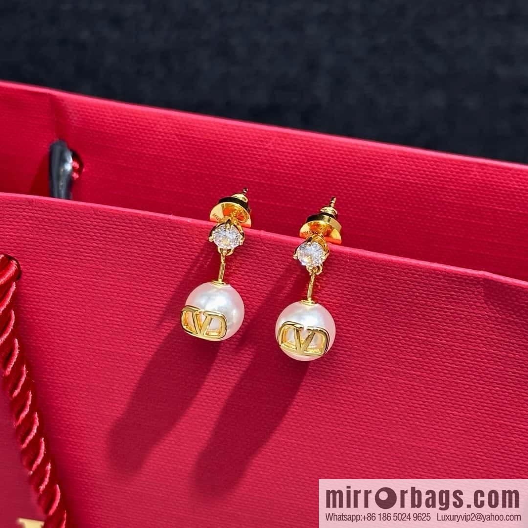 ❗️New ❗️ New ☑️ Valentino pearl stud earrings