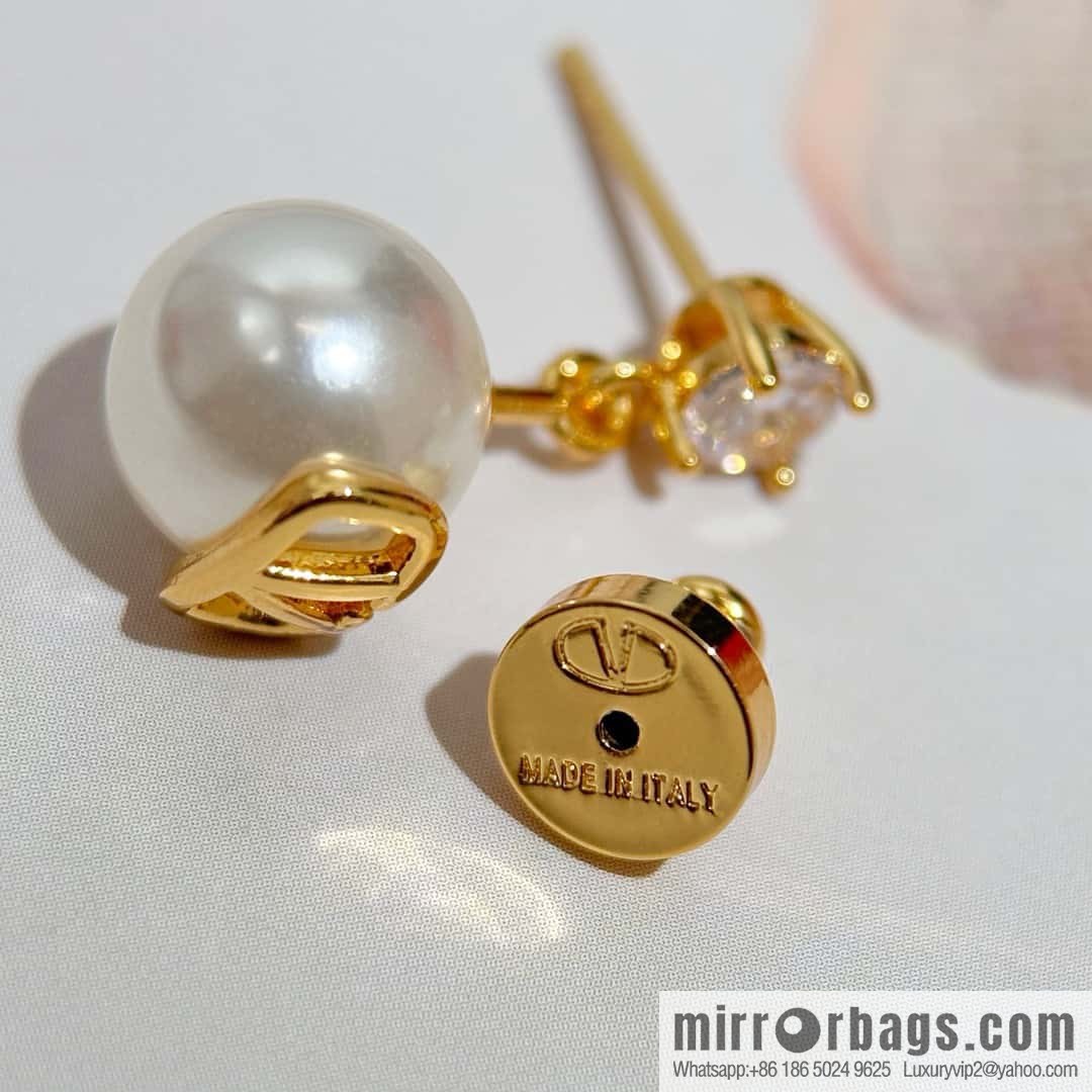 ❗️New ❗️ New ☑️ Valentino pearl stud earrings
