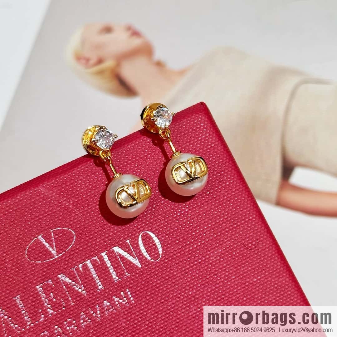 ❗️New ❗️ New ☑️ Valentino pearl stud earrings