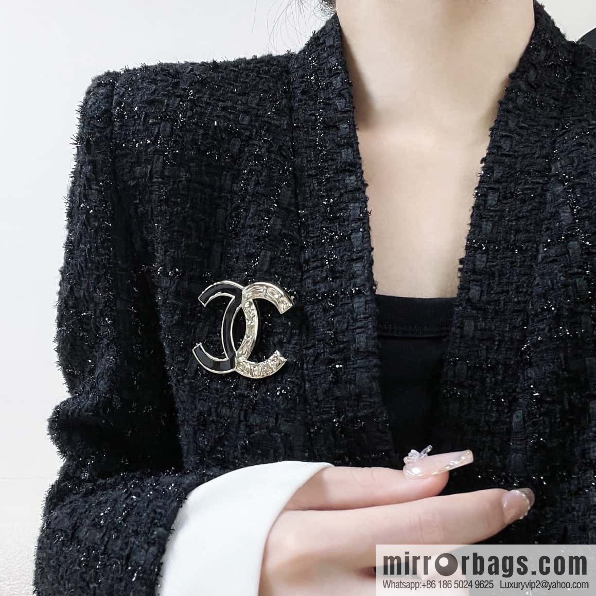☀️New ☑️ Chanel double c black dripping double parcel brooch