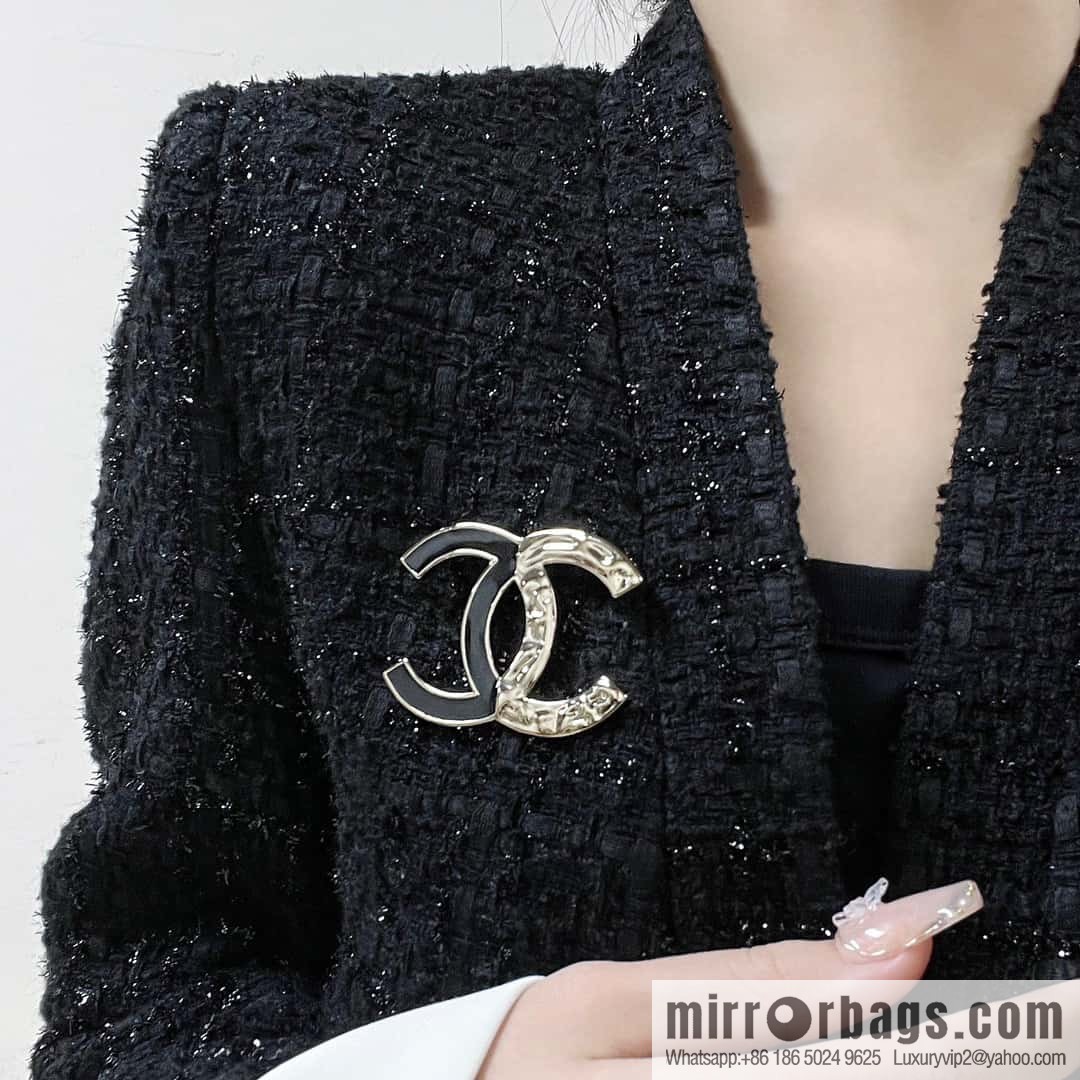 ☀️New ☑️ Chanel double c black dripping double parcel brooch