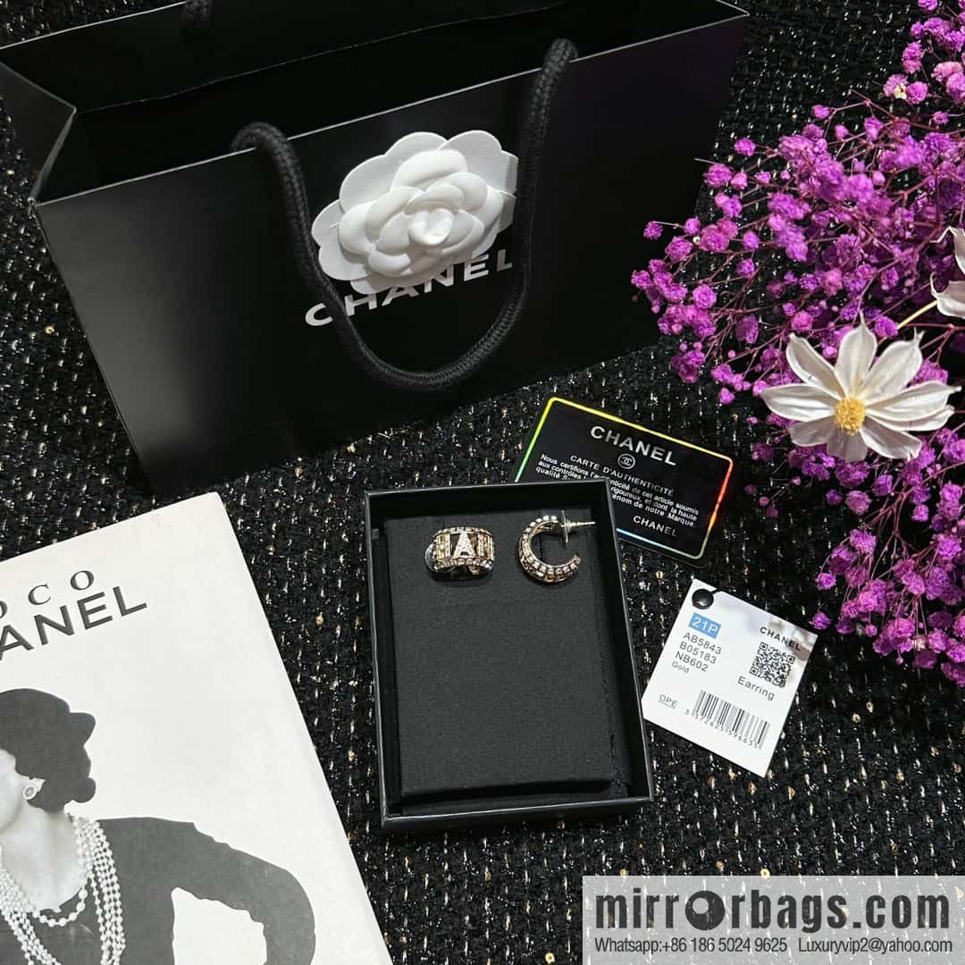 ☀️New ☑️ Chanel C1 semi-round hollow letter stud earrings