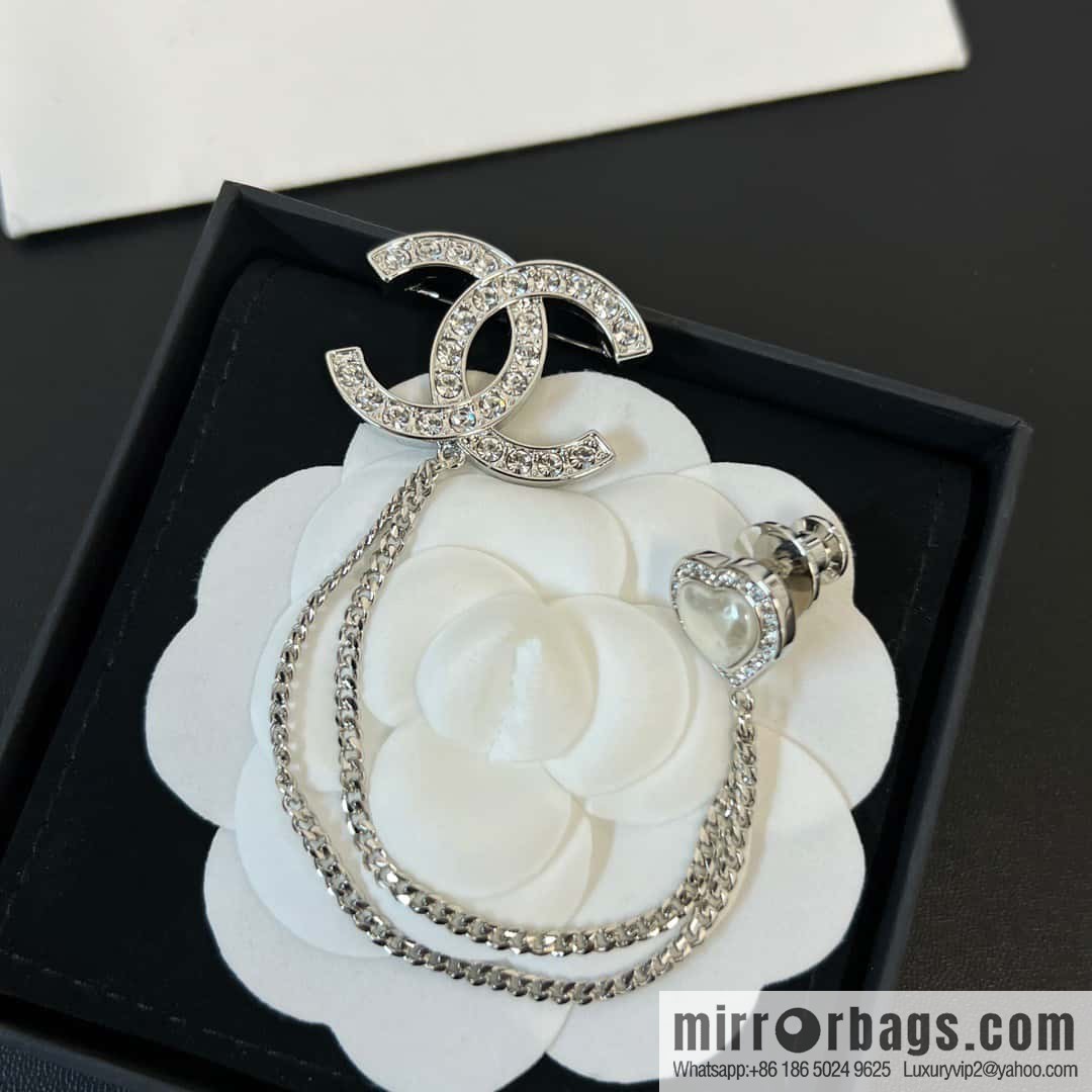 New ☑️ Chanel double c fringed love peach heart brooch