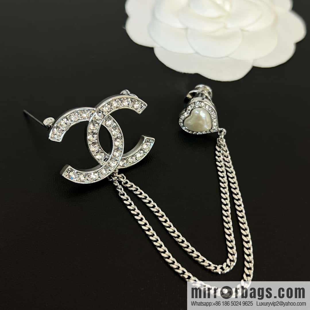New ☑️ Chanel double c fringed love peach heart brooch