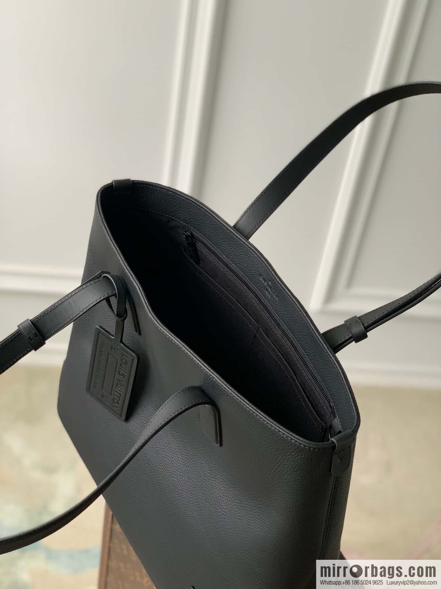 M22481 black Tote Aerogram handbag