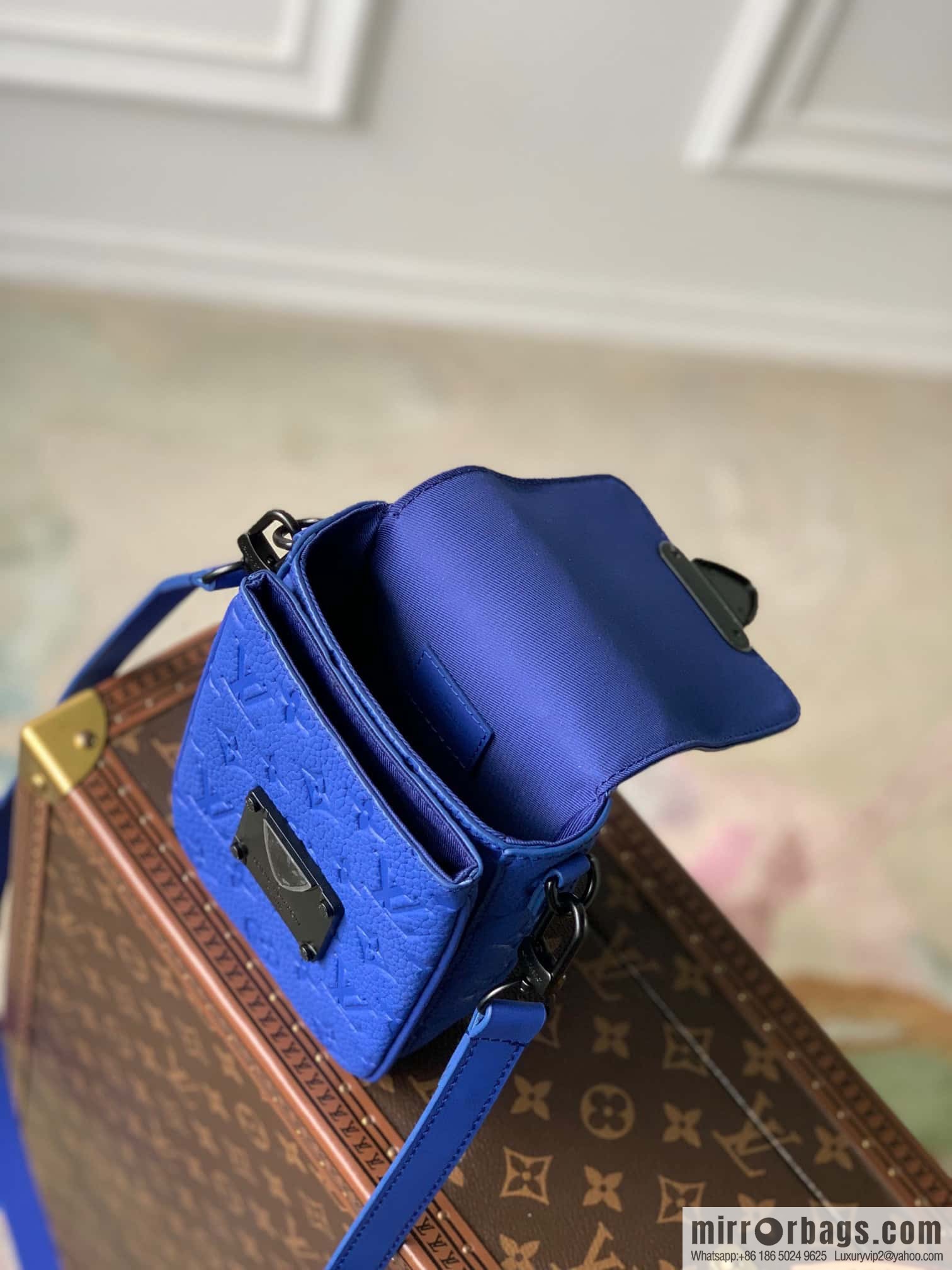 M82568 Blue S-Lock Vertical mini handbag