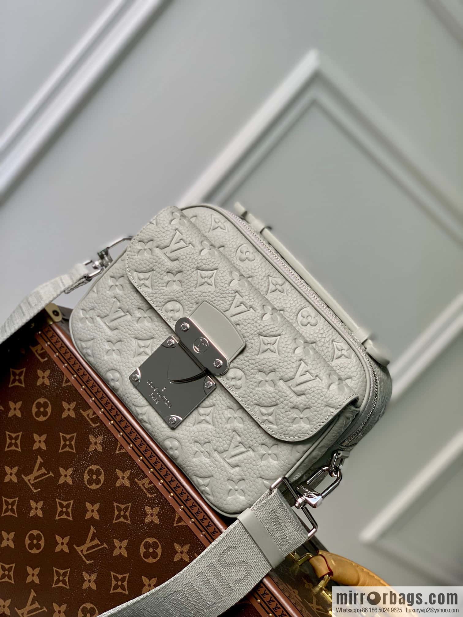 M23512 gray full leather embossed, messenger bag series, this S Lock messenger bag.
