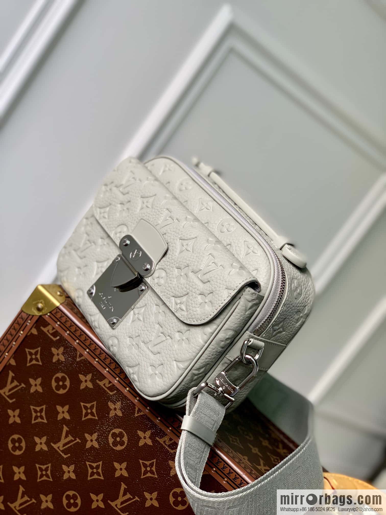 M23512 gray full leather embossed, messenger bag series, this S Lock messenger bag.