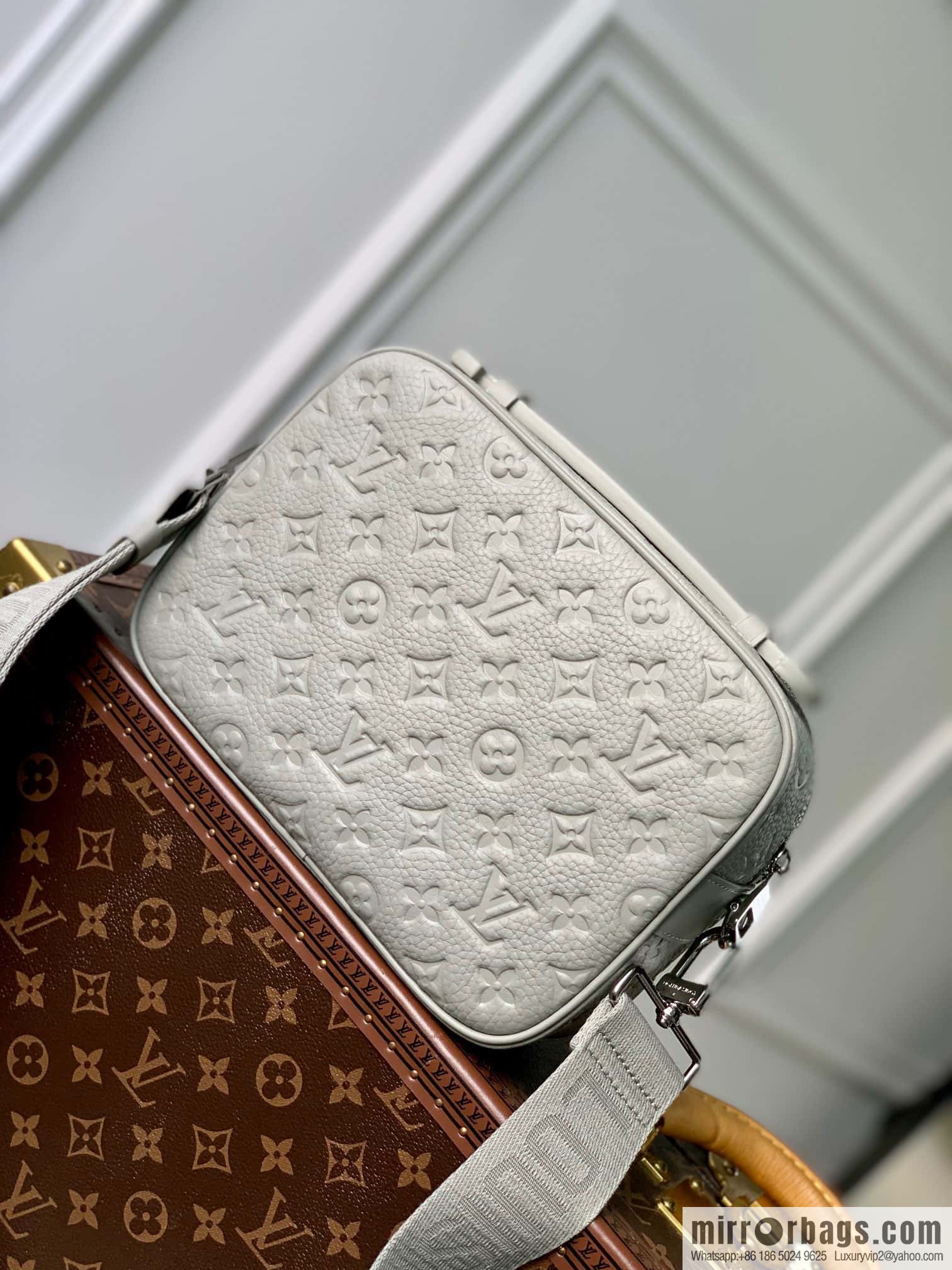 M23512 gray full leather embossed, messenger bag series, this S Lock messenger bag.