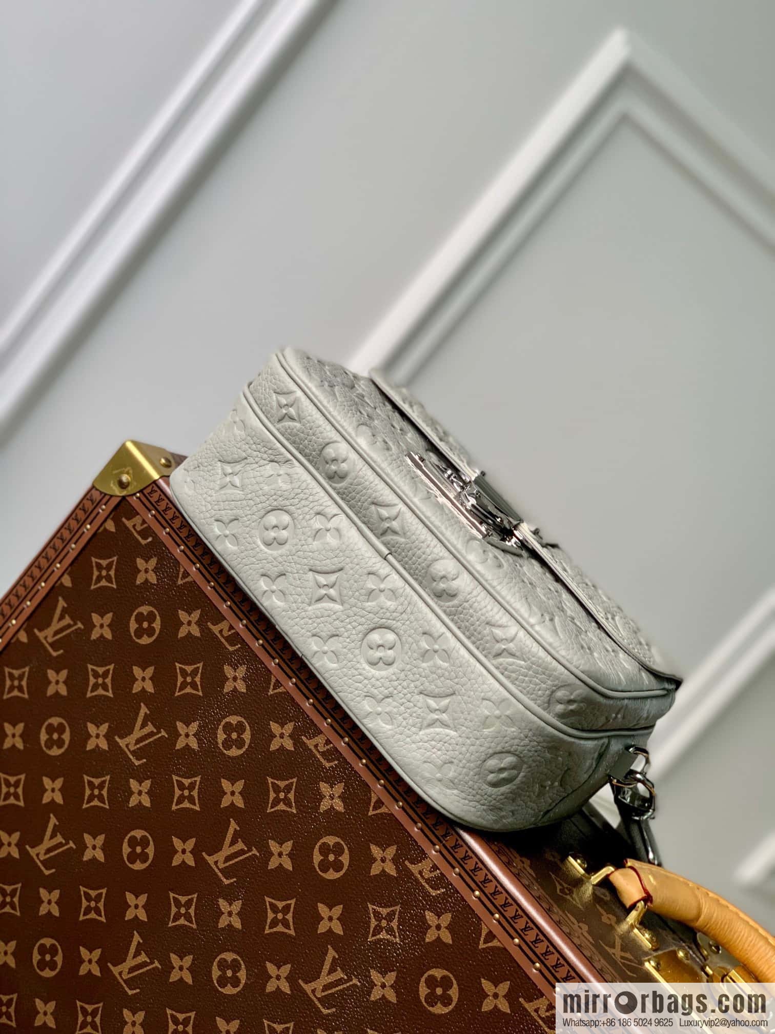 M23512 gray full leather embossed, messenger bag series, this S Lock messenger bag.