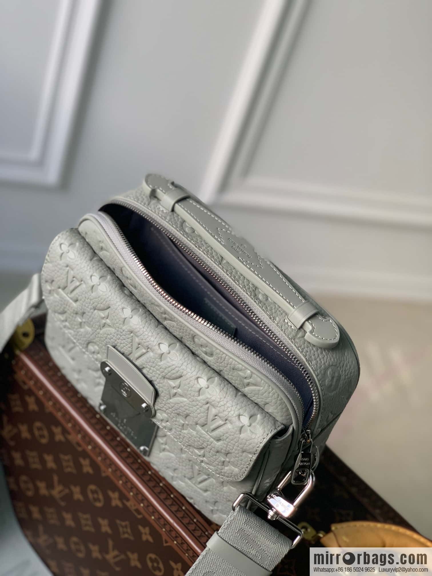 M23512 gray full leather embossed, messenger bag series, this S Lock messenger bag.