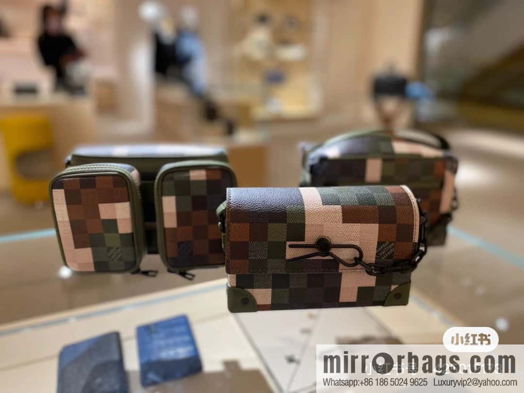 [Original order boutique] M83172 camouflage plaid mailman bag series, the new Steamer series mailman bag M81783 is the New Classics series