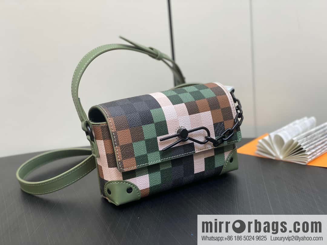[Original order boutique] M83172 camouflage plaid mailman bag series, the new Steamer series mailman bag M81783 is the New Classics series