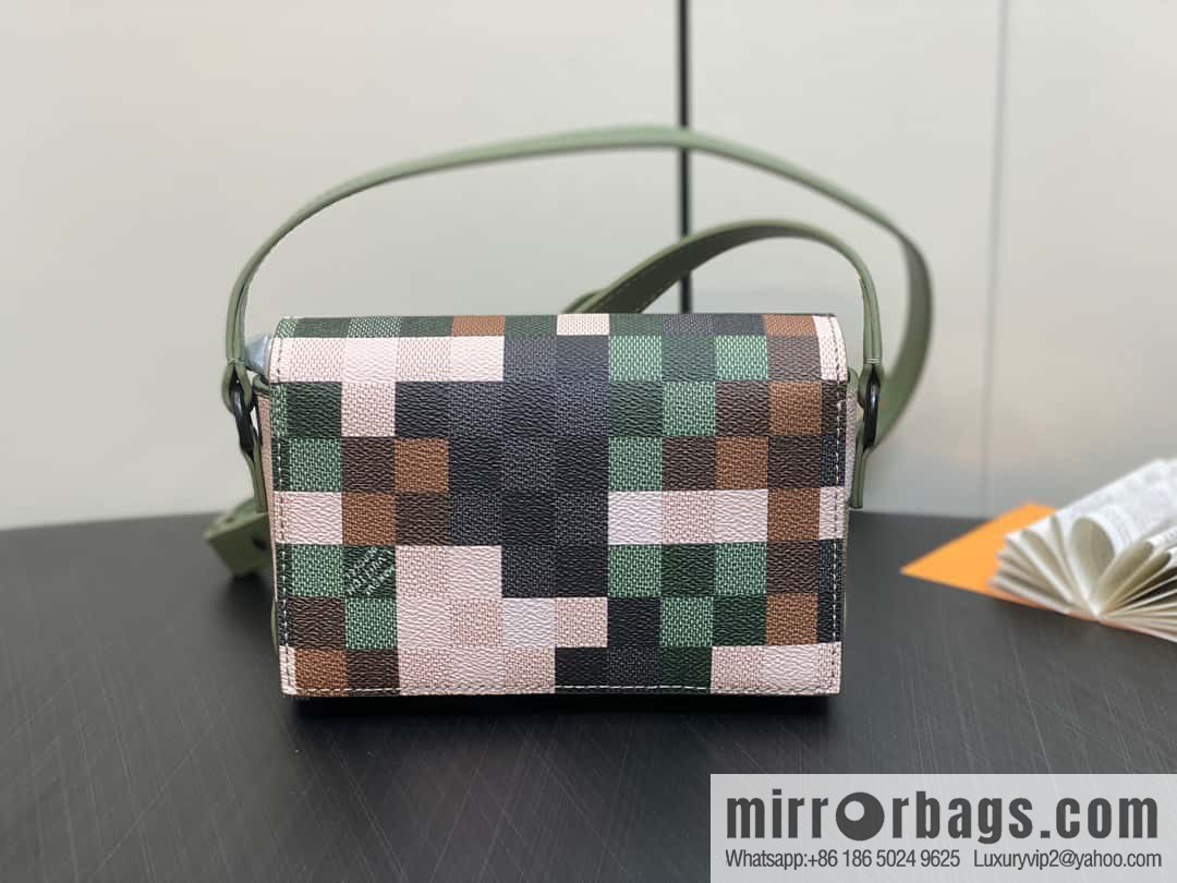 [Original order boutique] M83172 camouflage plaid mailman bag series, the new Steamer series mailman bag M81783 is the New Classics series