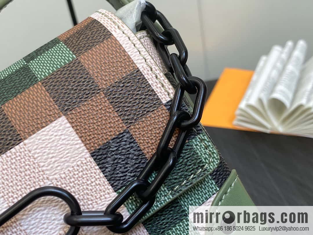 [Original order boutique] M83172 camouflage plaid mailman bag series, the new Steamer series mailman bag M81783 is the New Classics series