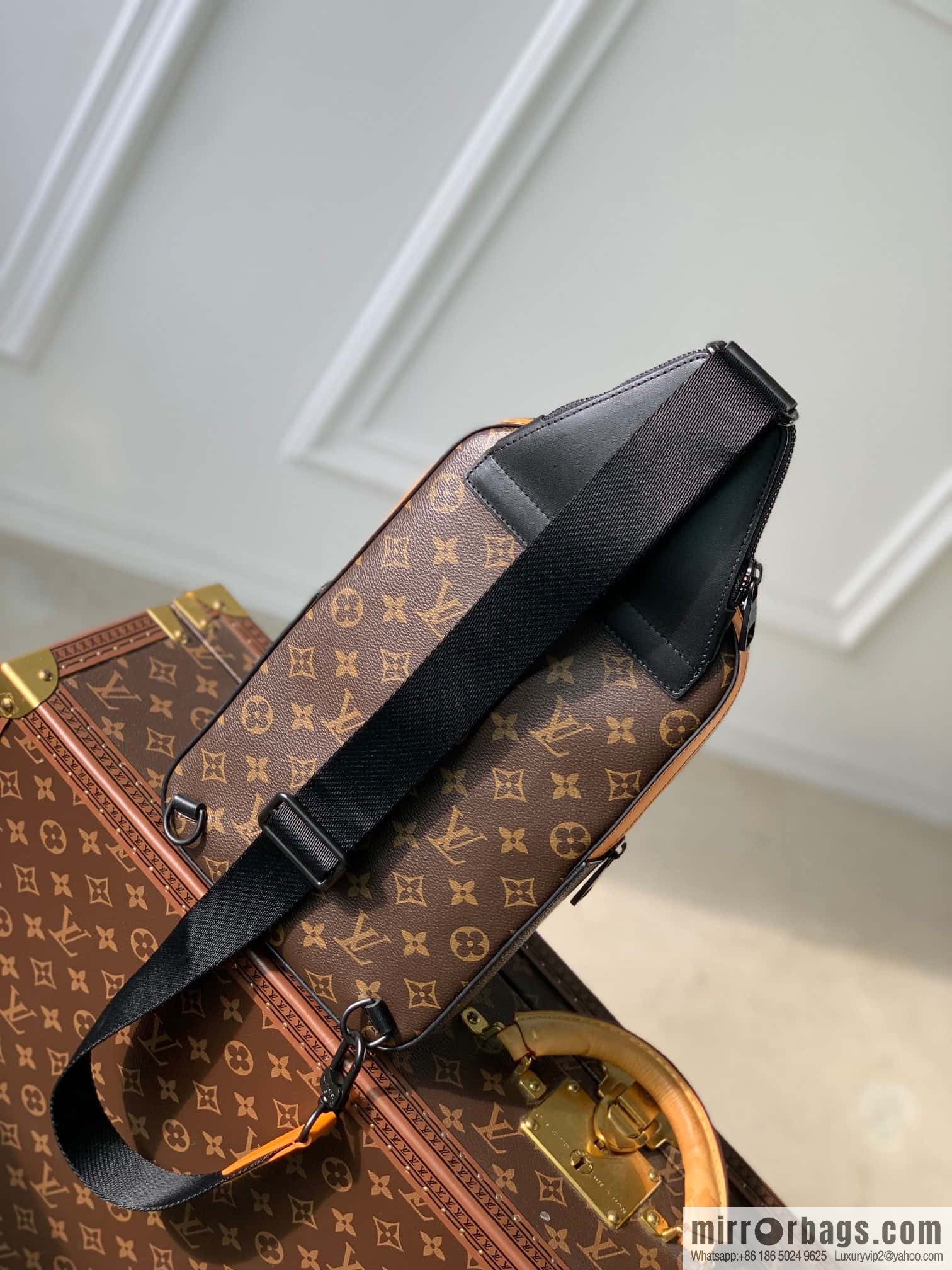 M46718 monogram yellow leather, this Avenue shoulder bag breast bag