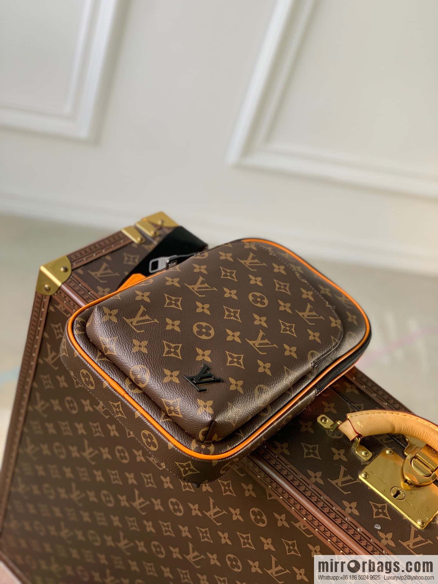 M46718 monogram yellow leather, this Avenue shoulder bag breast bag