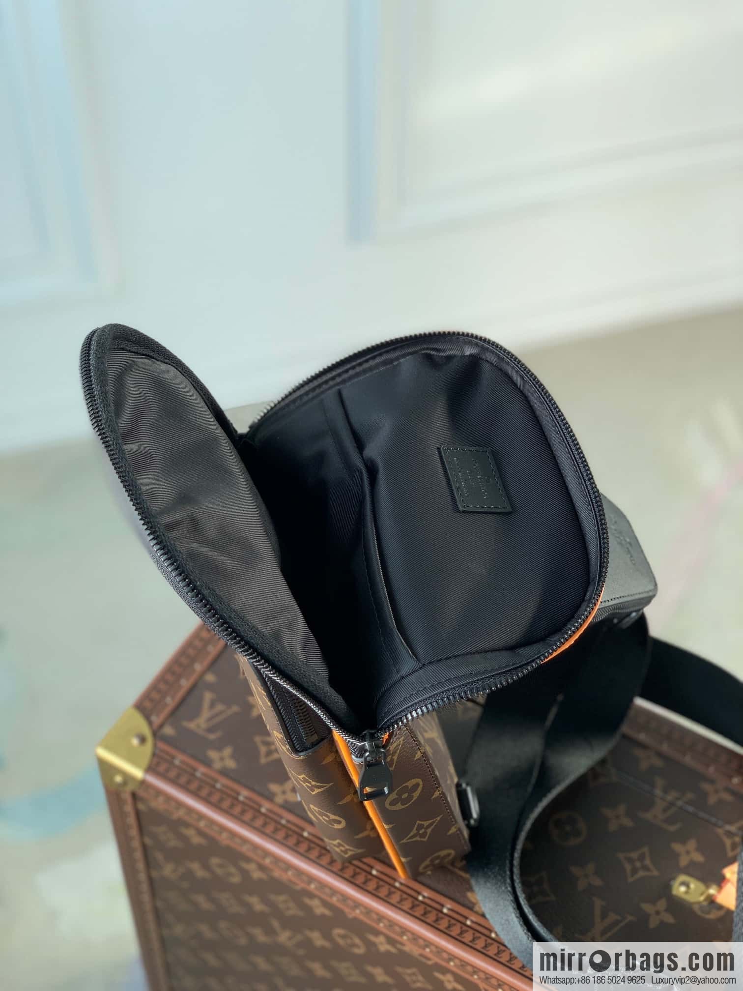 M46718 monogram yellow leather, this Avenue shoulder bag breast bag