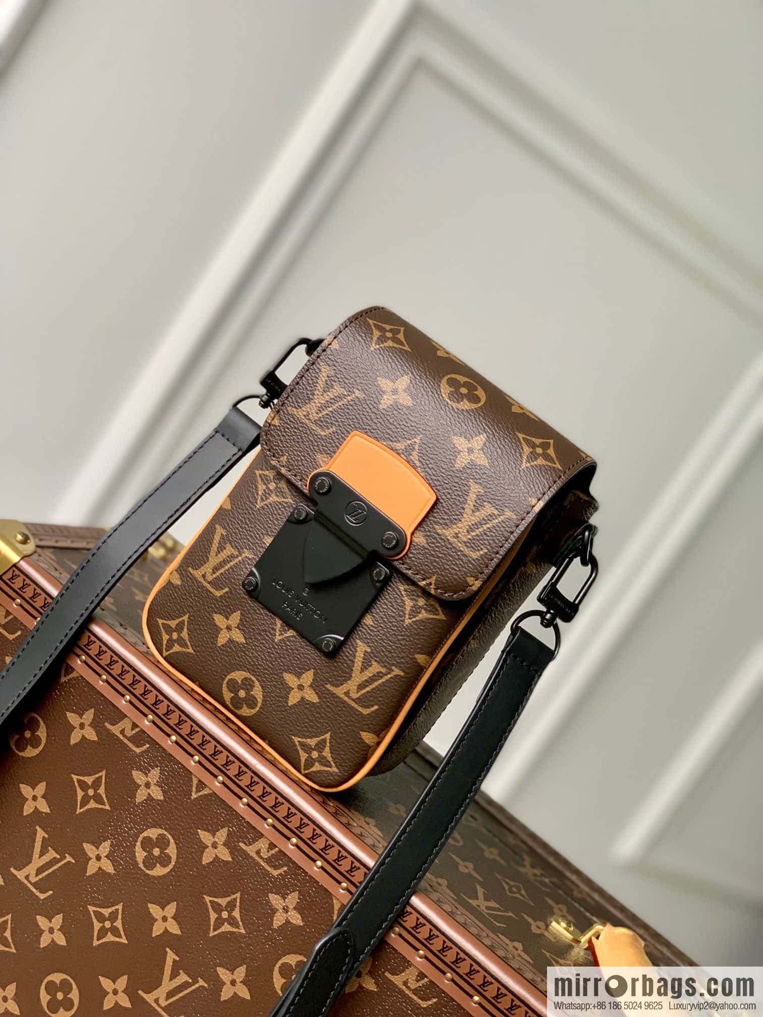 M81522 S-LOCK VERTICAL mini handbag