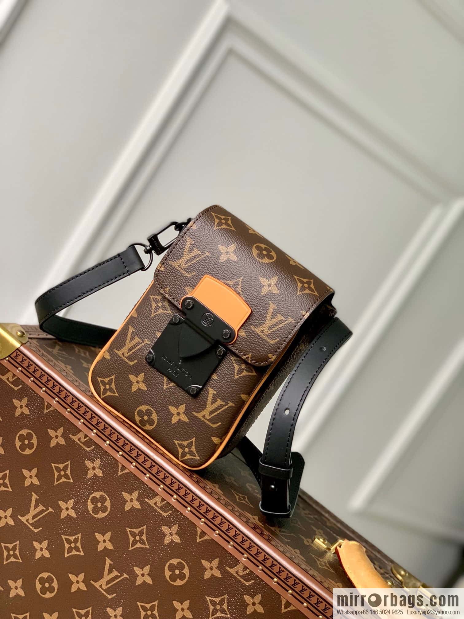 M81522 S-LOCK VERTICAL mini handbag