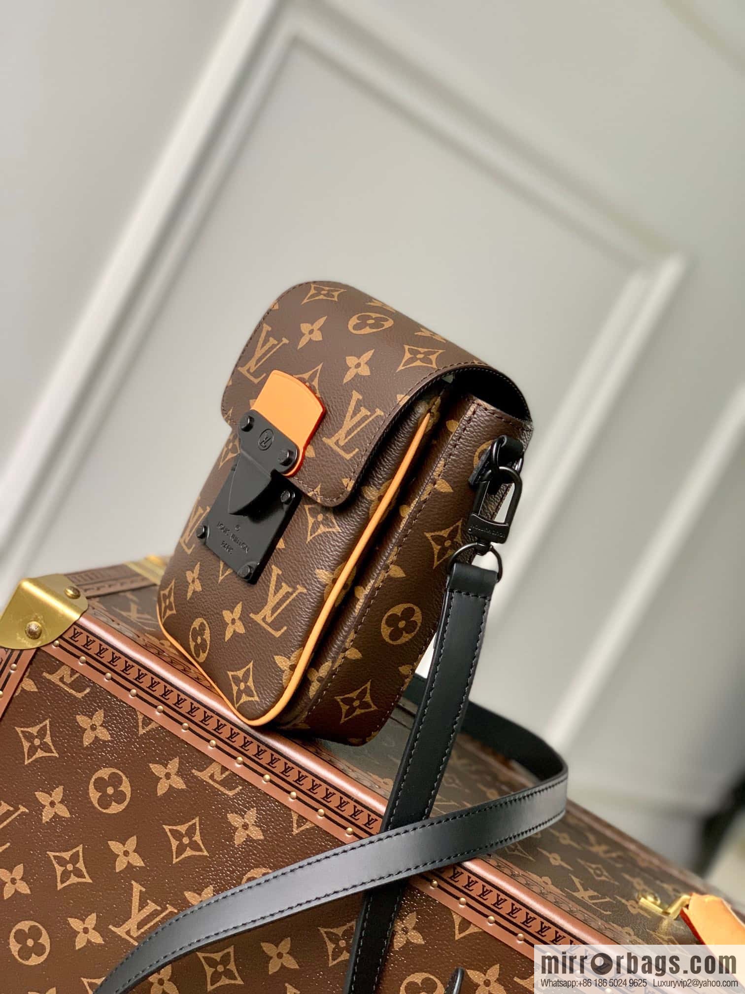 M81522 S-LOCK VERTICAL mini handbag