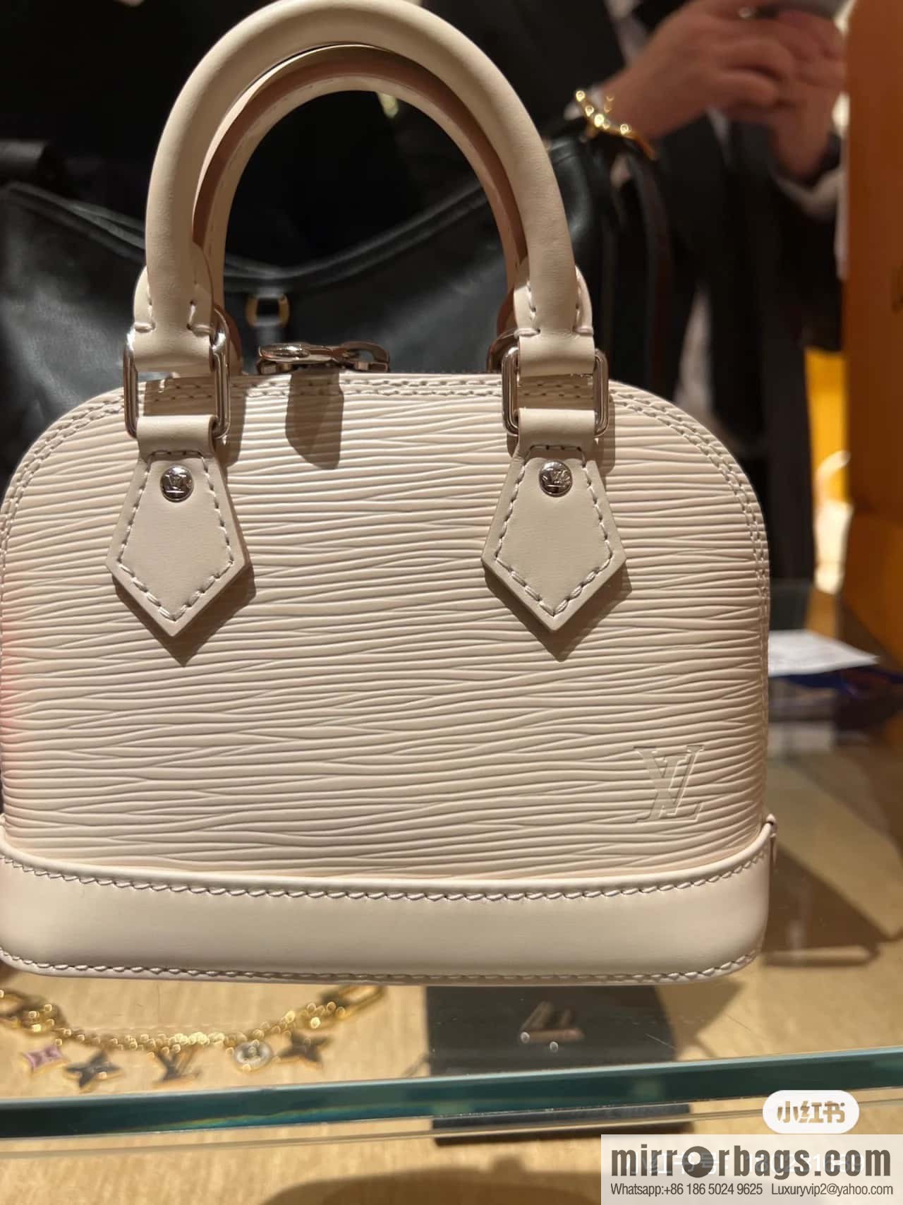 [Original order boutique] M81945 beige epi shell bag series NANO ALMA handbag M82411 Nano Alma handbag