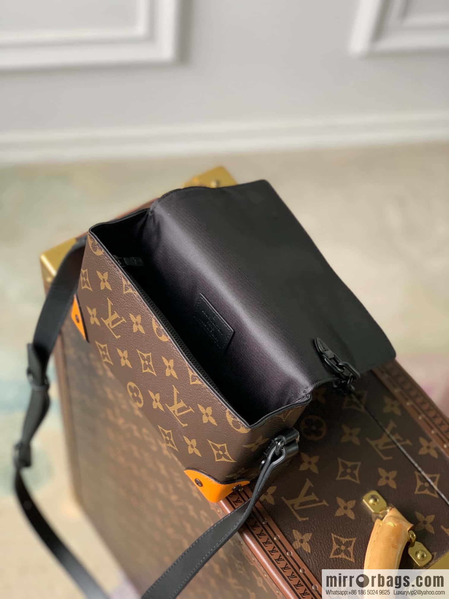 M82534 new STEAMER mini handbag of the season