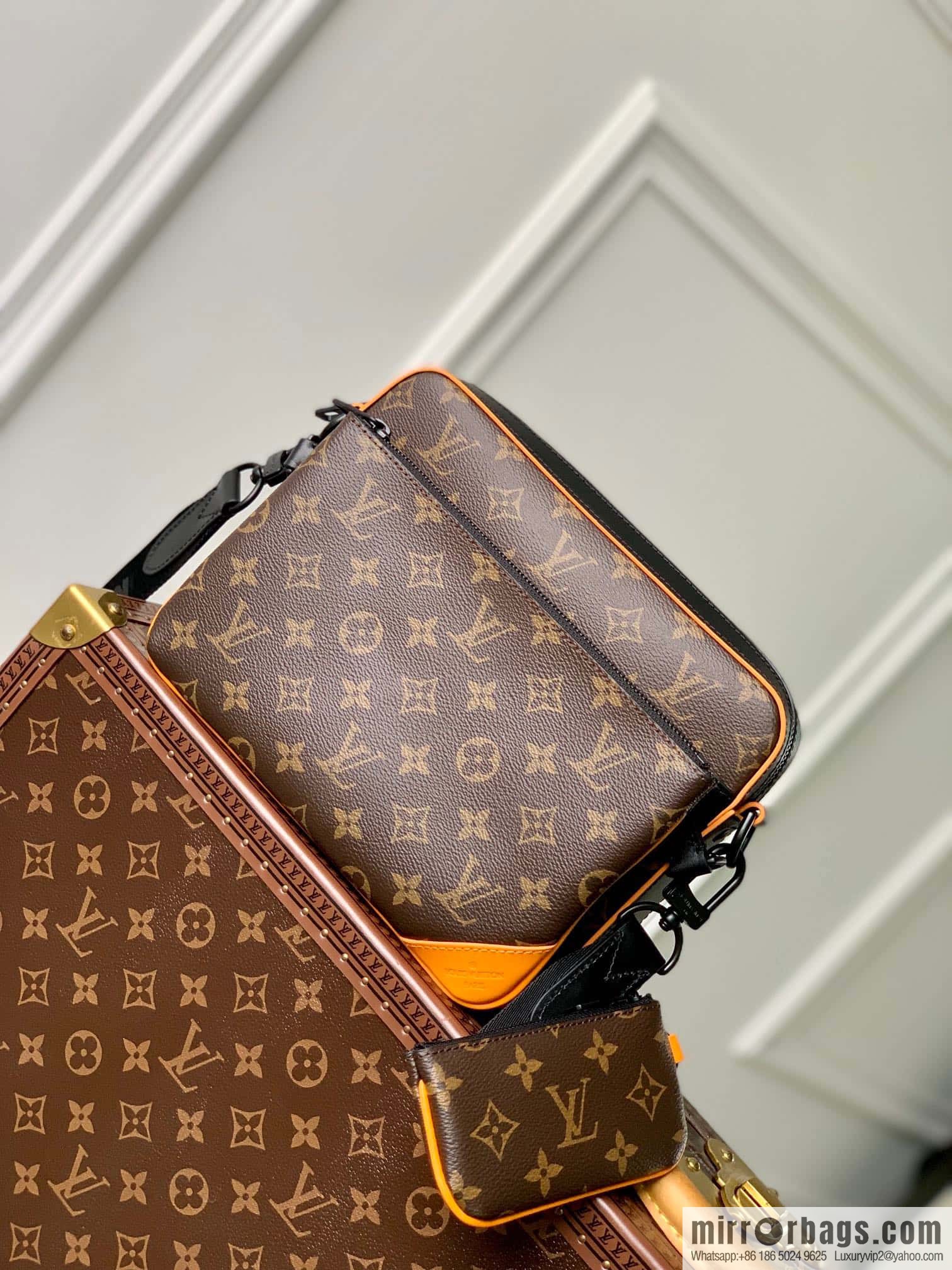 M46694 New TRIO messenger bag for the season