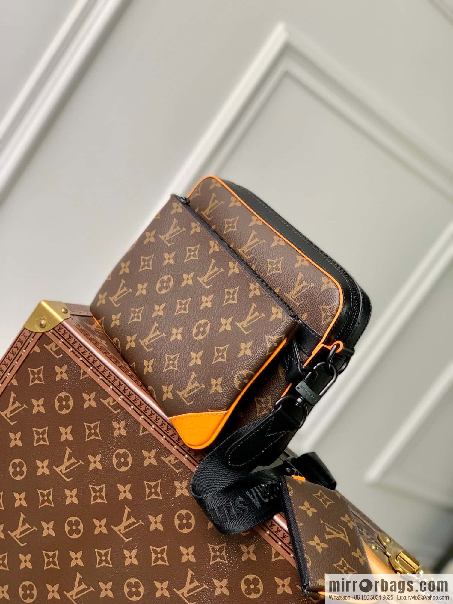 M46694 New TRIO messenger bag for the season